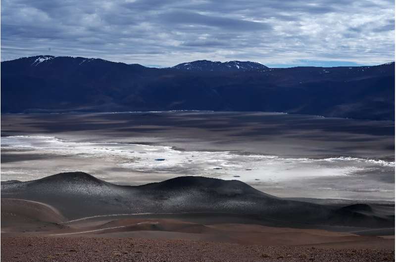 In the salt flats of Aguilar and La Isla -- at an altitude of 3,400 meters and 4,400 meters respectively -- the temperature is minus zero and the wind biting