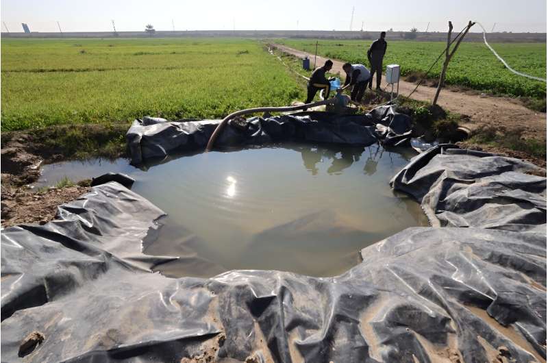 El Ministerio de Agricultura de Irak dice que al principio los agricultores tuvieron dificultades para cambiar a sistemas de riego modernos.