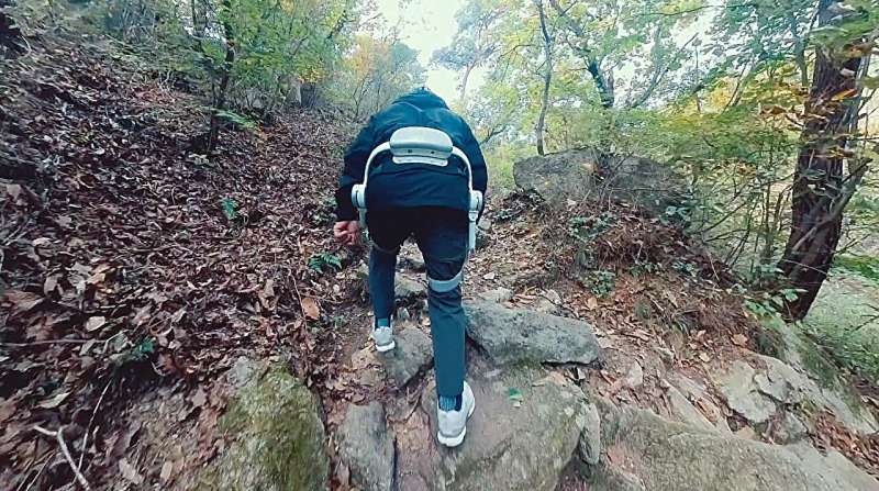KIST's 'Moonwalk', a robot that makes climbing Bukhansan Mountain easier