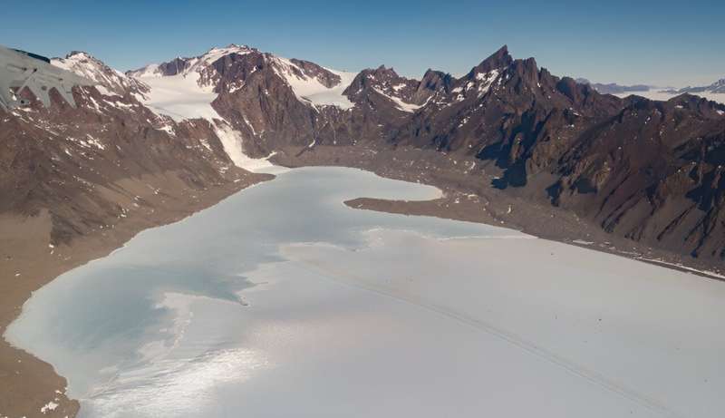 Microbial structures in Antarctic lake could reveal more about how life evolved