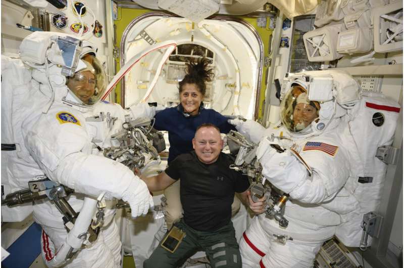 Les astronautes de la NASA resteront plus longtemps à la station spatiale pour dépanner davantage la capsule Boeing