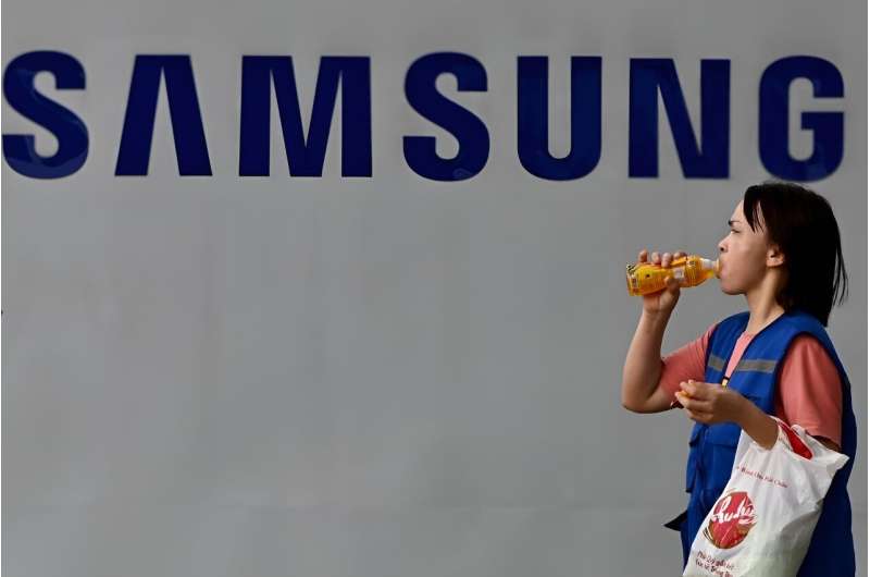 Samsung Electronics has said it expects second-quarter profits to surge thanks to a bounceback in chip prices