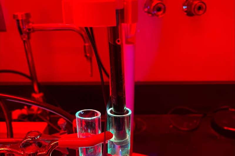 Self-powered pump harnesses light and chemistry to target, capture pollutants