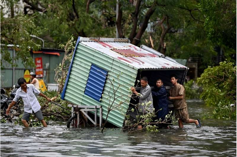 Mehrere Gebiete der Hafenstadt Hai Phong wurden bis zu einem halben Meter vom Hochwasser überschwemmt.