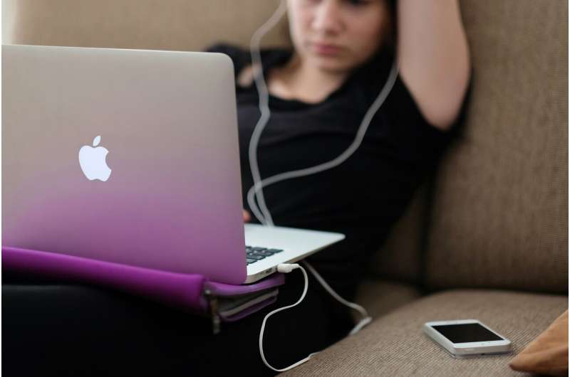 Signaling between brain regions altered in teenage internet addiction