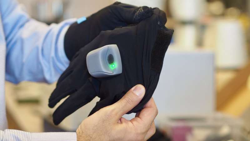 'Luva inteligente' pode aumentar a mobilidade das mãos de pacientes com AVC
