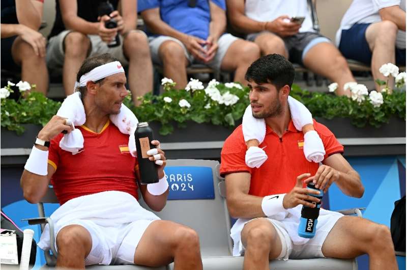 Spain's Rafael Nadal (L) and Carlos Alcaraz (R) attempt to cool off at Roland Garros