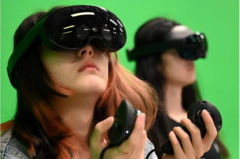 Studierende der Hong Kong University of Science and Technology nutzen im Unterricht Virtual-Reality-Headsets