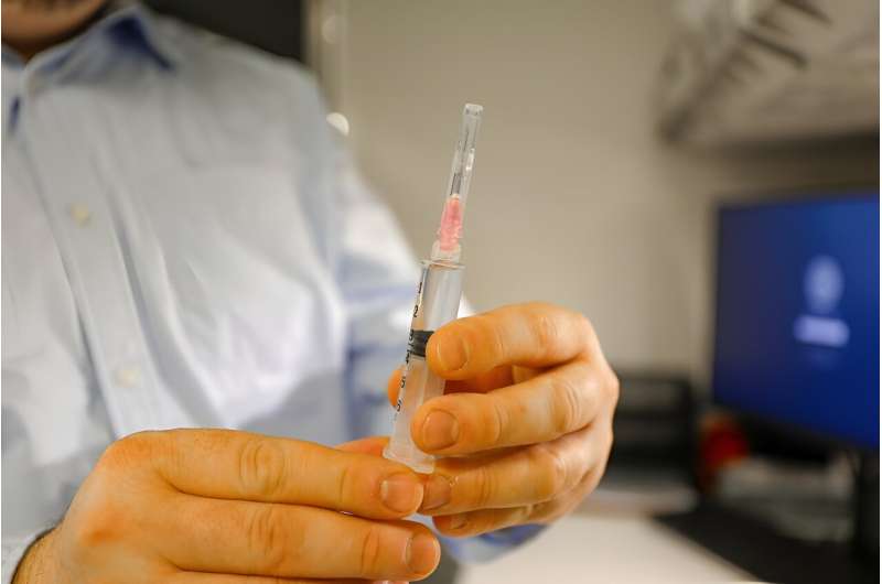 Study: Single experimental shot reduces HIV levels 1,000-fold