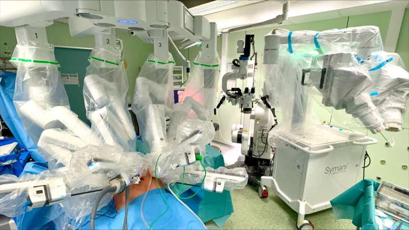 Cirurgiões realizam a primeira cirurgia robótica dupla em paciente com linfedema após cirurgia de mama