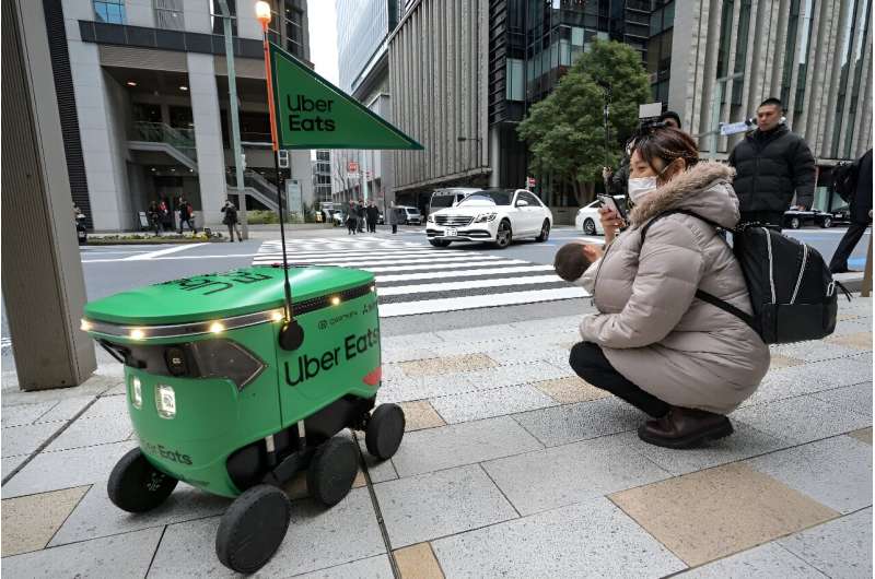 Os robôs Uber Eats, desenvolvidos com a Mitsubishi Electric e a startup norte-americana Cartken, inicialmente entregarão comida de apenas alguns restaurantes no movimentado distrito de Nihonbashi