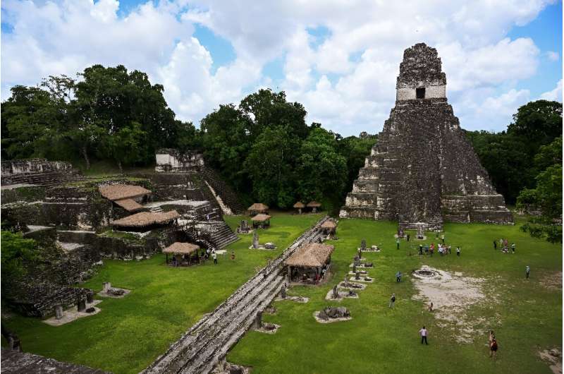 Touristen laufen am Maya-Tempel „Großer Jaguar“ an der archäologischen Stätte Tikal in der Petén-Maya-Biosphäre vorbei, Guatemala, 24. Juli 2024.