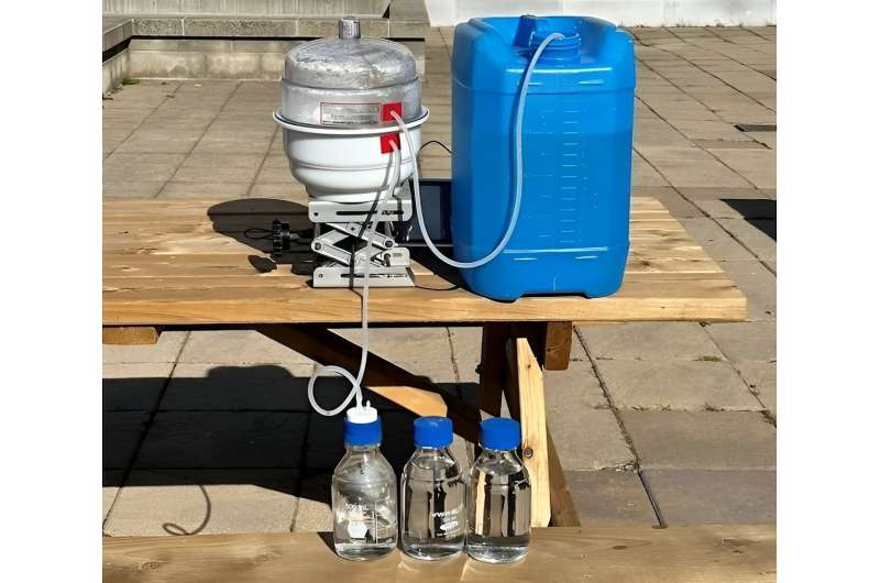 Turning seawater into fresh water through solar power