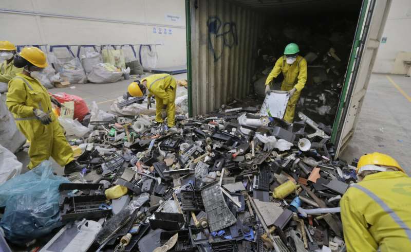 La ONU dice que los desechos electrónicos provenientes de dispositivos eléctricos desechados se están acumulando y el reciclaje no va a la par