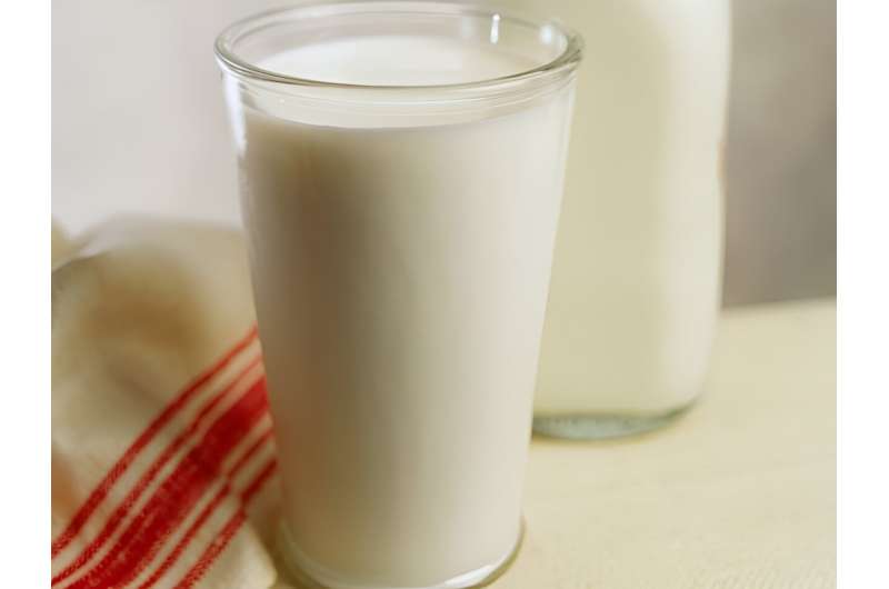 With bird flu a threat, FDA asks some states to curb sales of raw milk