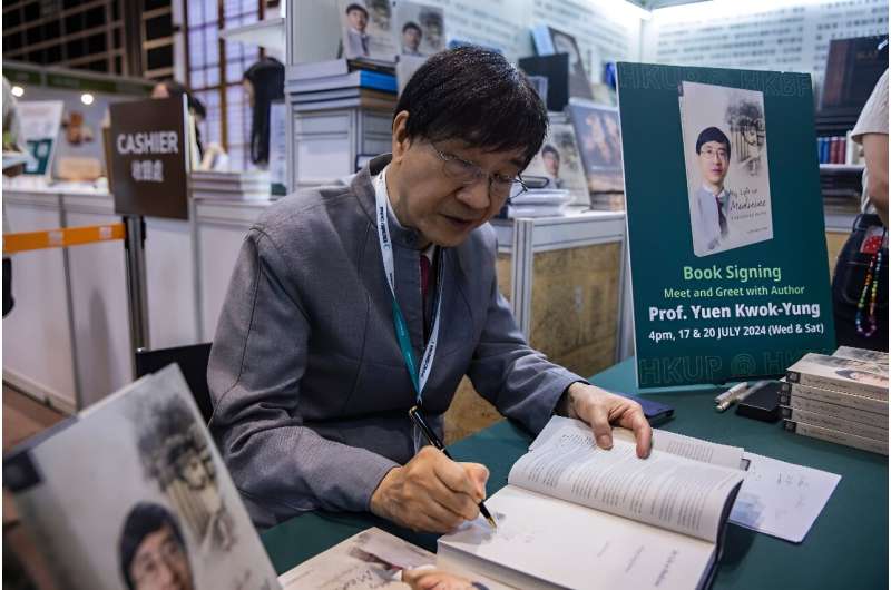 Yuen Kwok-yung signs copies of his new autobiography &quot;My Life in Medicine: A Hong Kong Journey&quot;