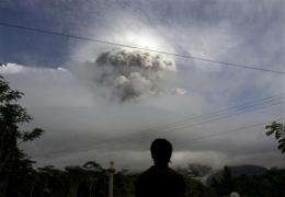 Huge volcanic blast spurs more Indonesians to flee (AP)