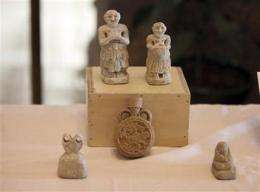 Iraq displays hundreds of recovered artifacts (AP)