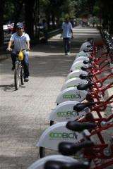 Mexico City offers bikes in its clean air campaign (AP)