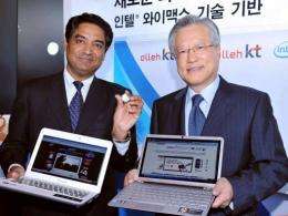 Sriram Viswanathan (L), vice president of Intel's Architecture Group, and South Korea's KT chairman Lee Suk-Chae