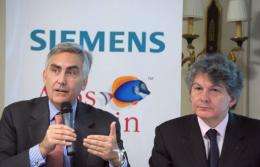 Thierry Breton, CEO of Atos Origin, and Peter Loscher (L), CEO of Siemens